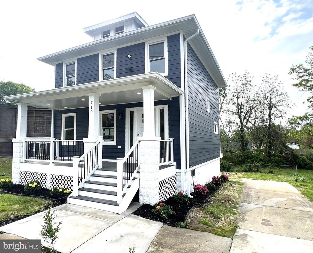 Exterior, Facade, American Foursquare
