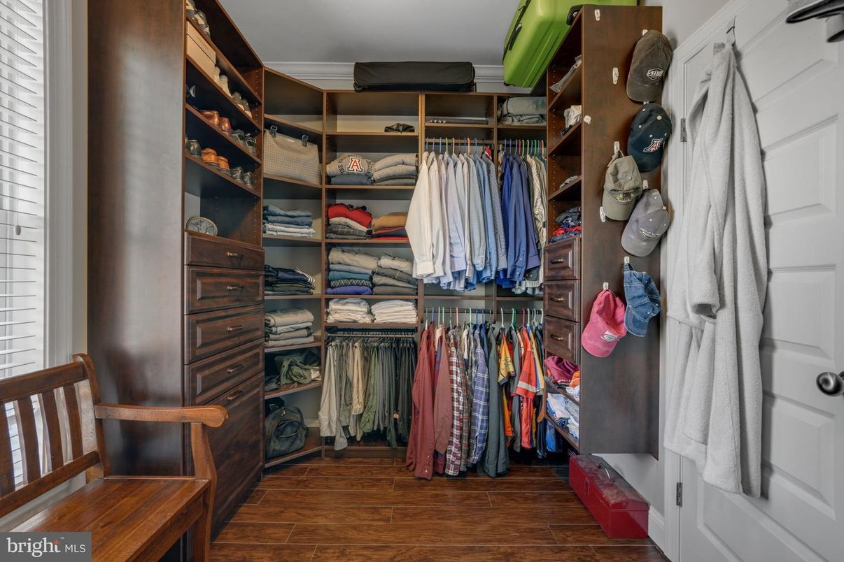 Interior, Walk-in Closets, Wood Texture Flooring