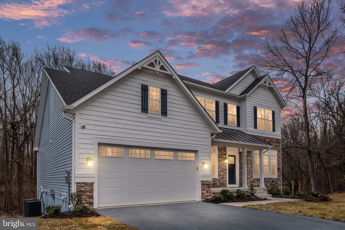 Attached, Exterior, Facade, Farmhouse