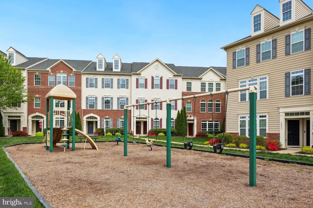 Backyard, Exterior, Facade, Brick Facade, Playground, Georgian