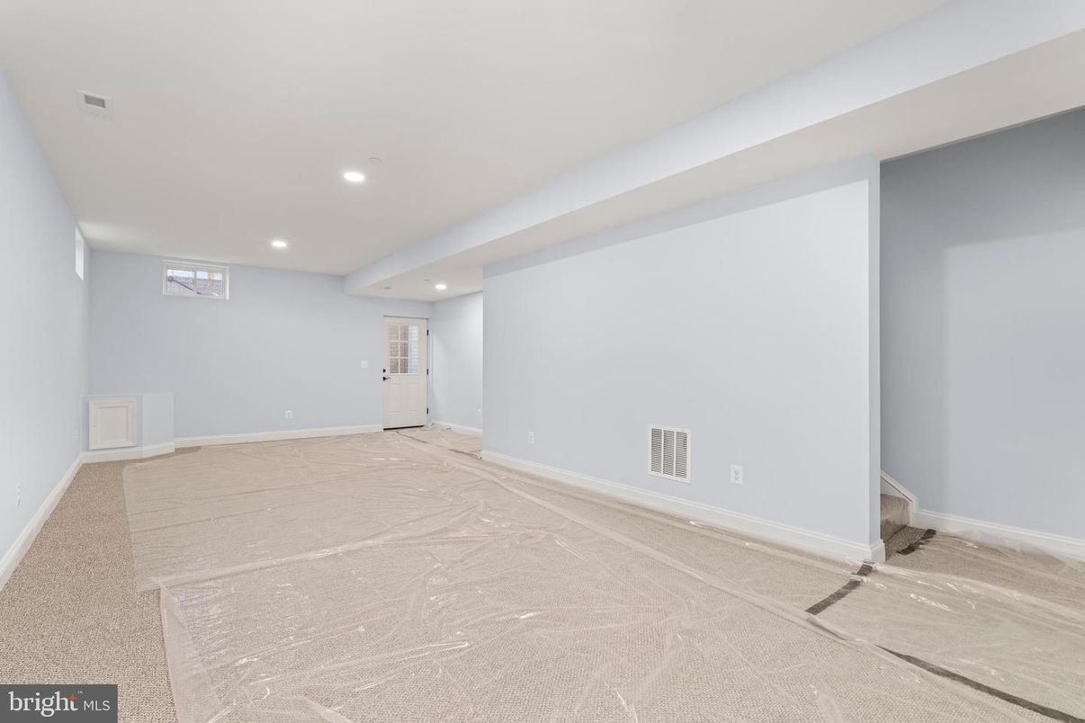 Empty room, Interior, Recessed Lighting