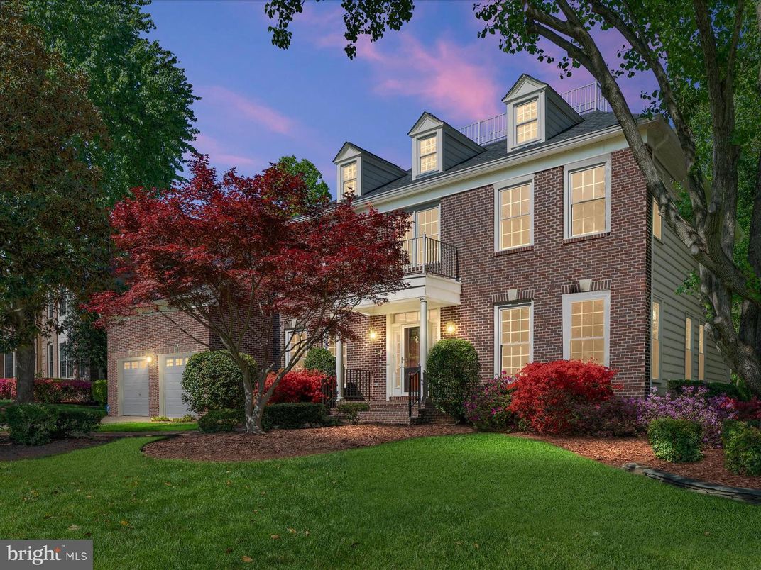 Attached, Exterior, Facade, Brick Facade, Georgian