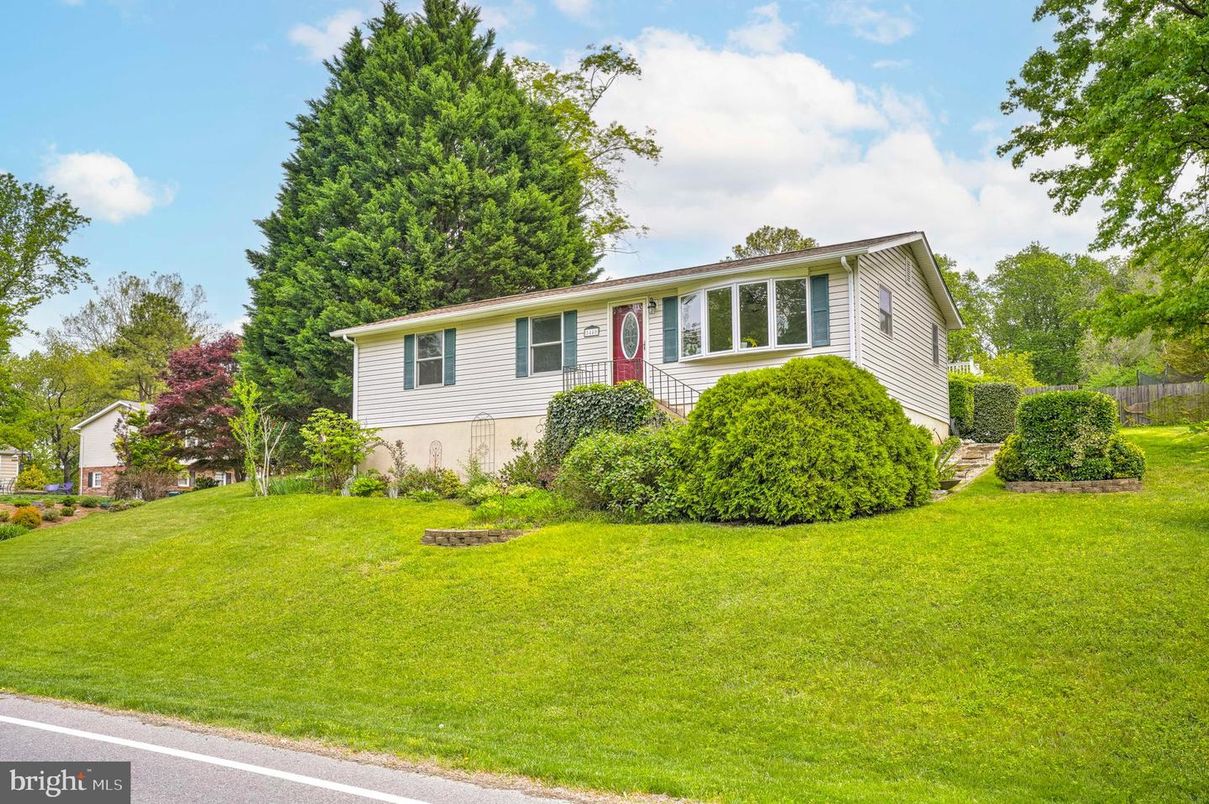 Backyard, Exterior, Facade, Raised Ranch