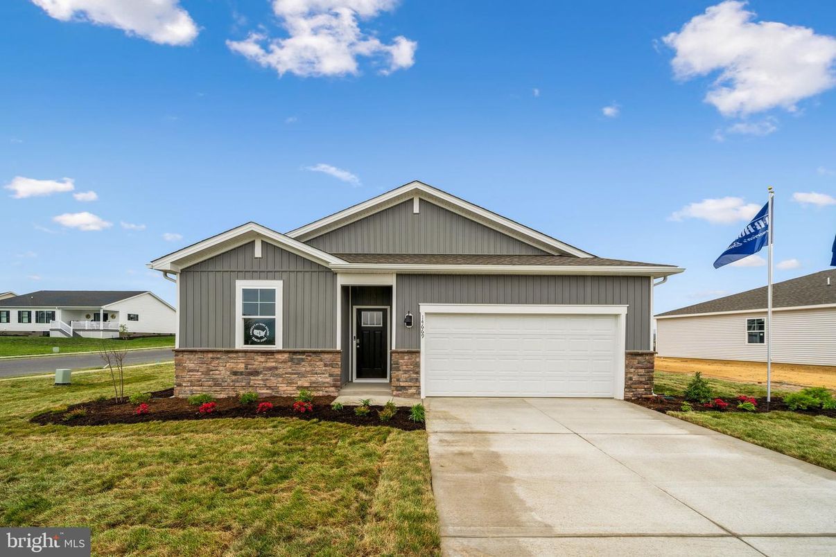 Attached, Exterior, Facade, American Craftsman