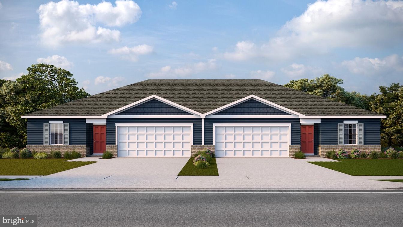 Attached, Exterior, Facade, Ranch