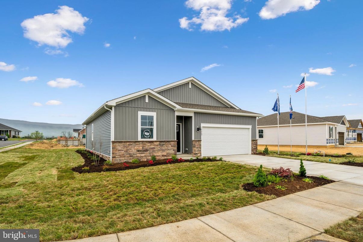 Attached, Exterior, Facade, Farmhouse