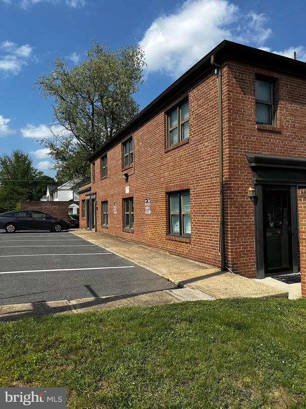 Exterior, Facade, Brick Facade, Rowhouse