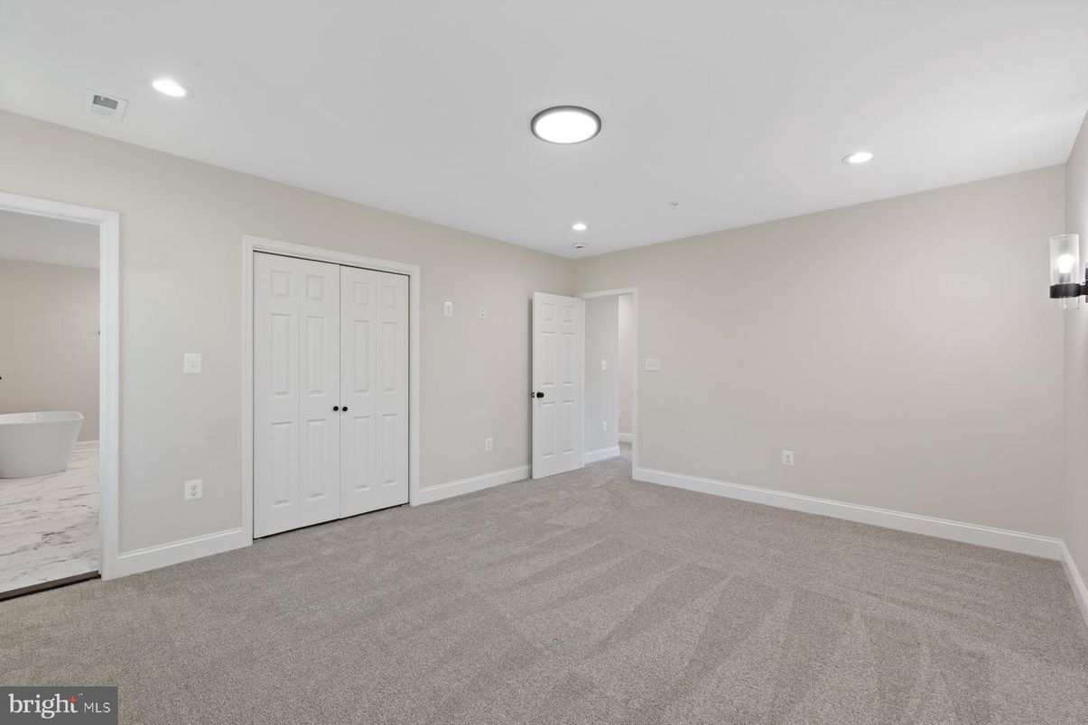 Empty room, Interior, Recessed Lighting