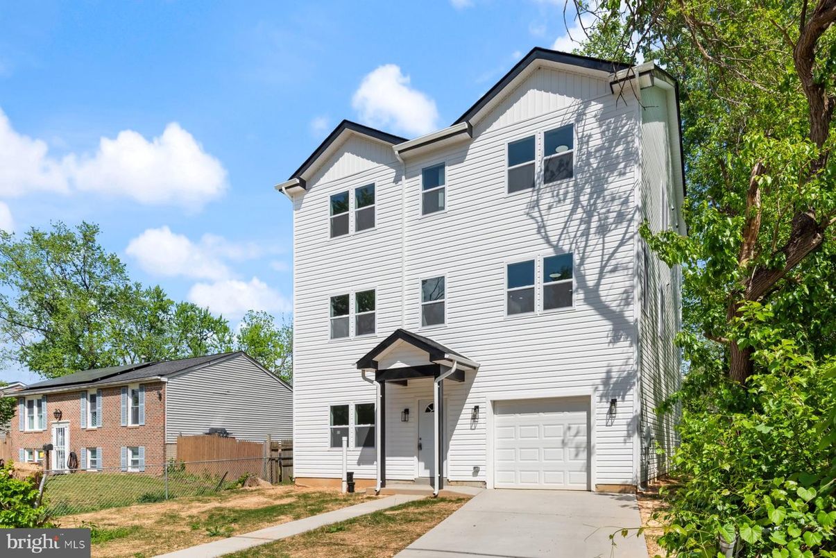 Attached, Exterior, Facade, Rowhouse