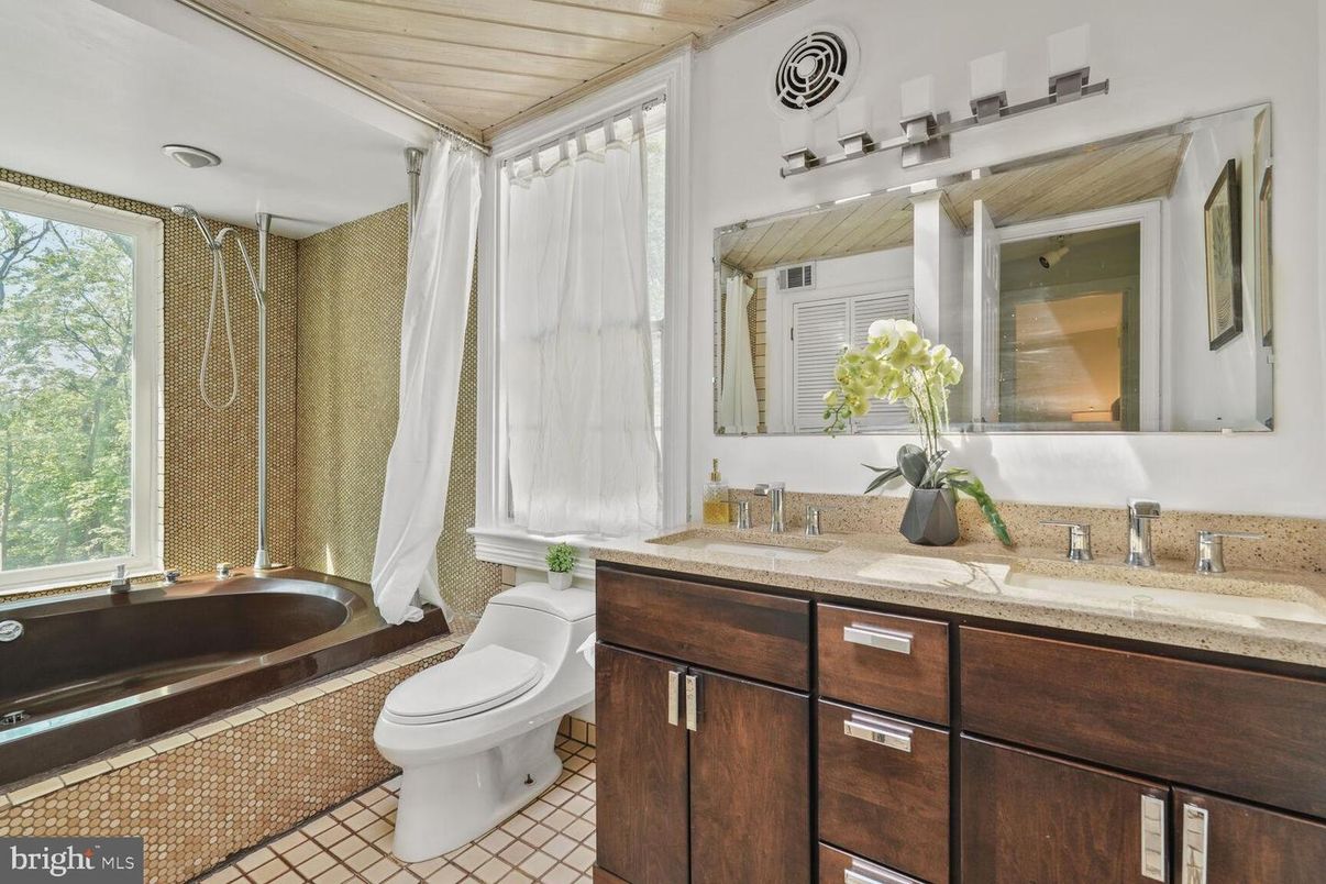 Bathroom, Dual Sink Vanities, Interior