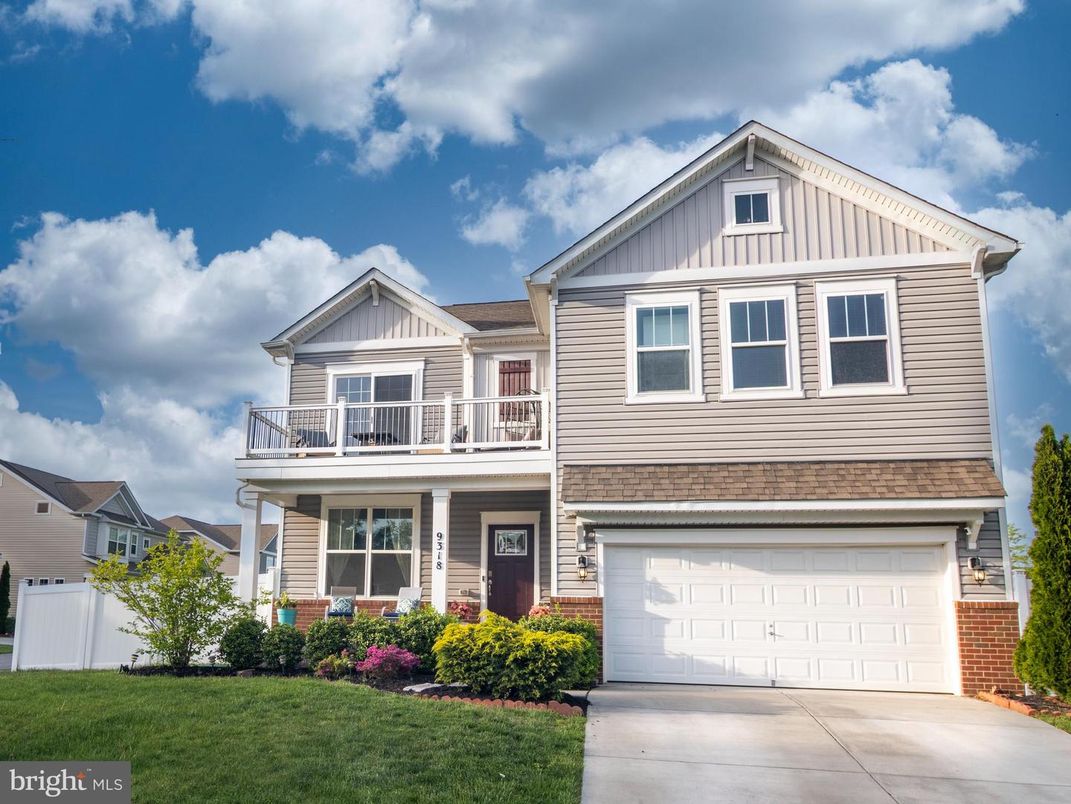 Attached, Exterior, Facade, American Craftsman