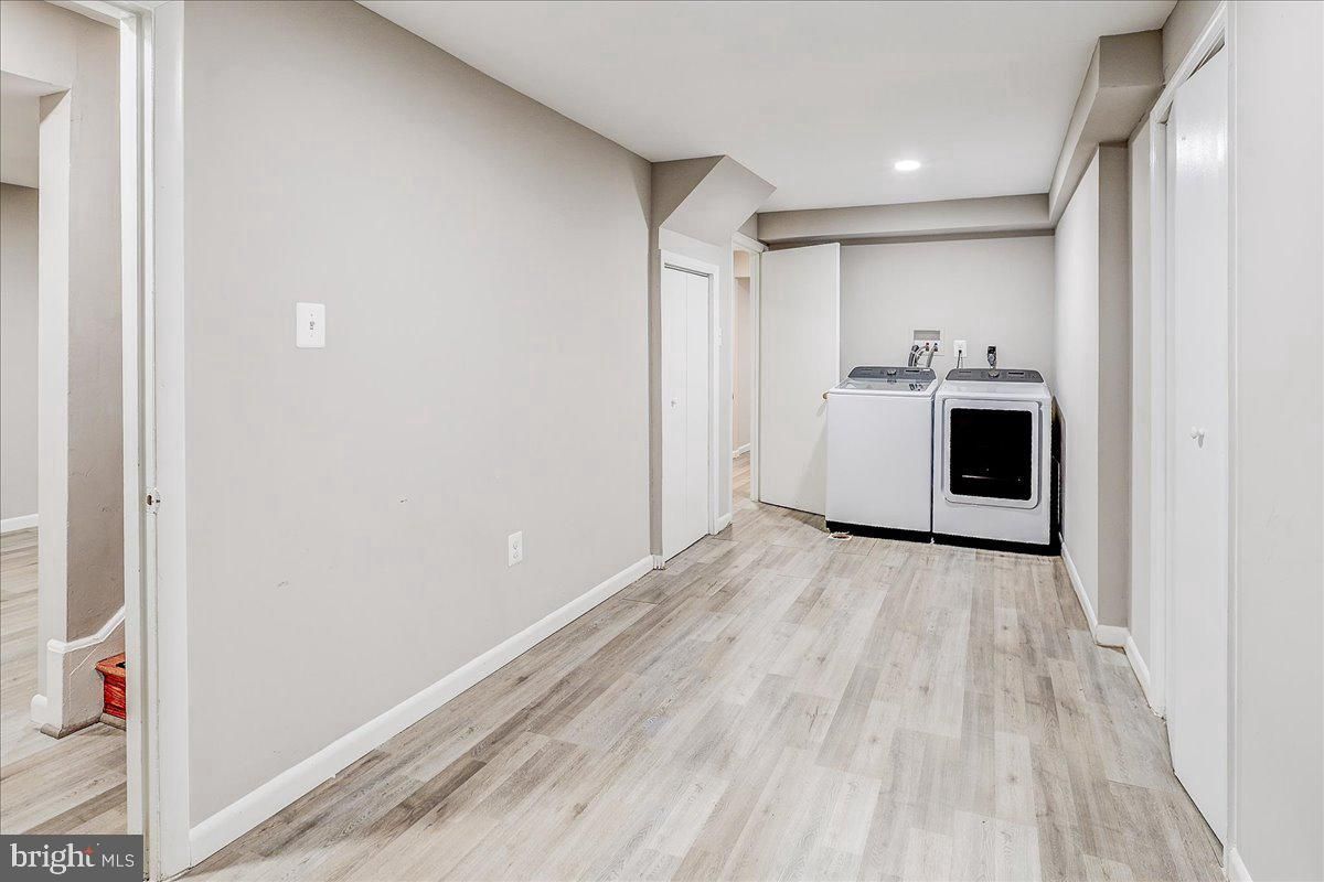 Interior, Recessed Lighting, Washer, Wood Texture Flooring