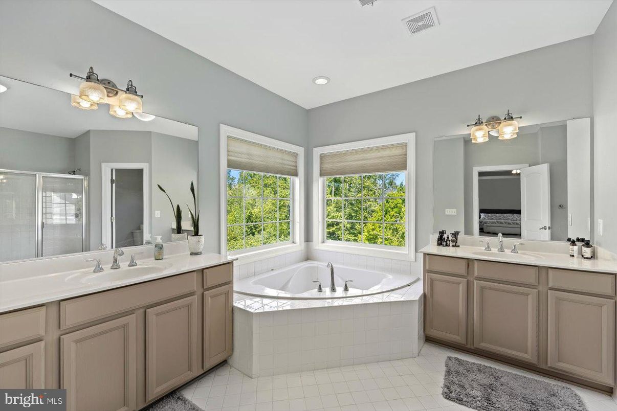 Bathroom, Dual Sink Vanities, Interior, Recessed Lighting