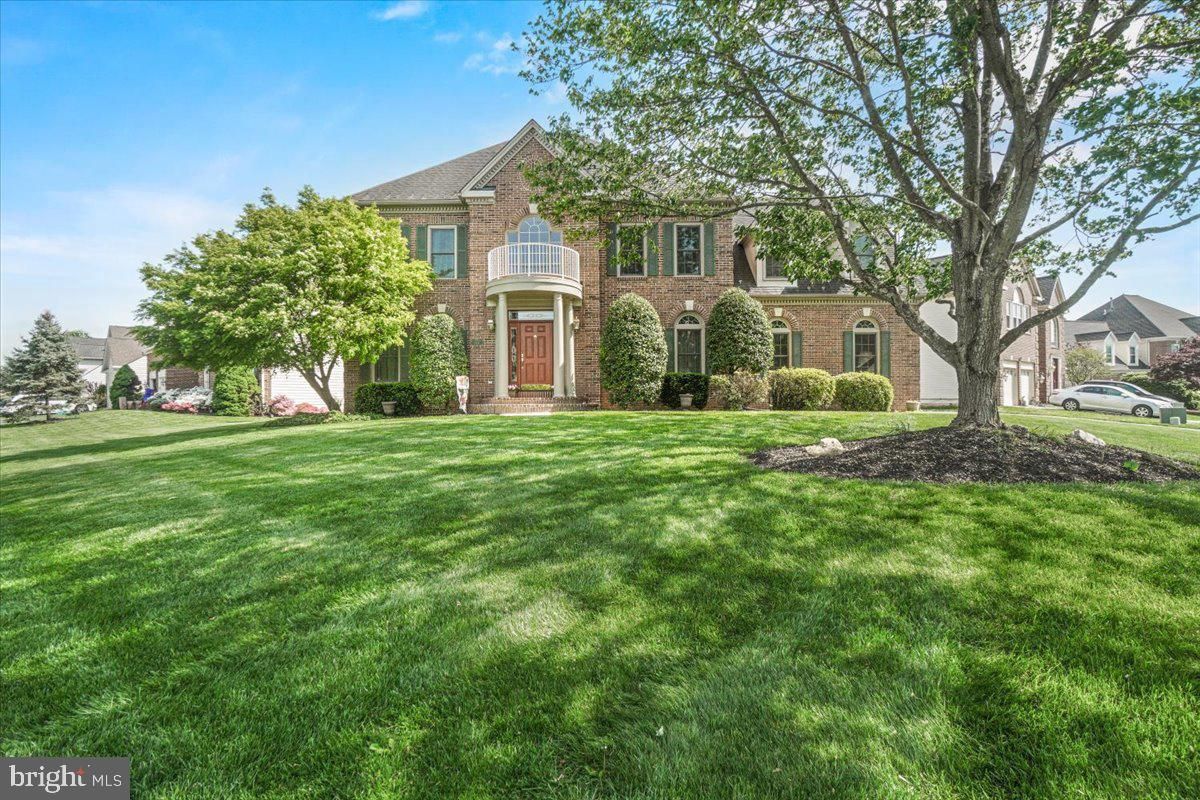 Backyard, Exterior, Facade, Brick Facade, French Provincial