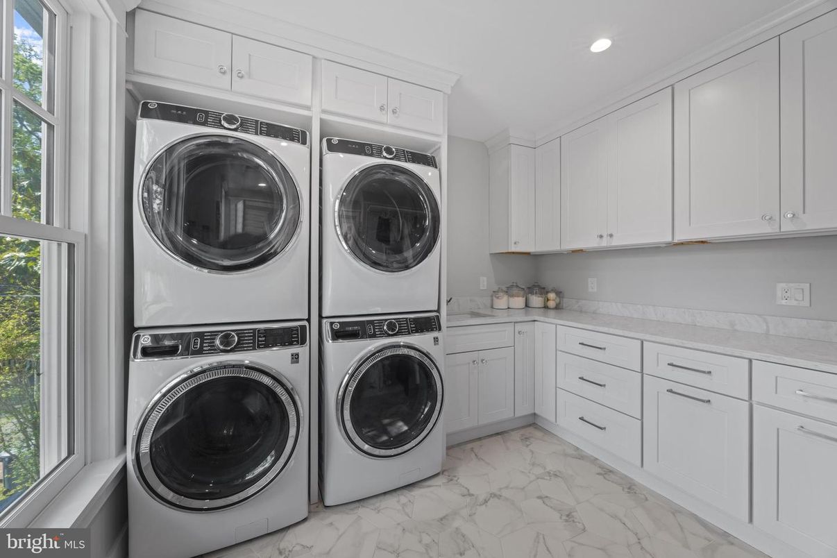 Interior, Marble, Recessed Lighting, Washer
