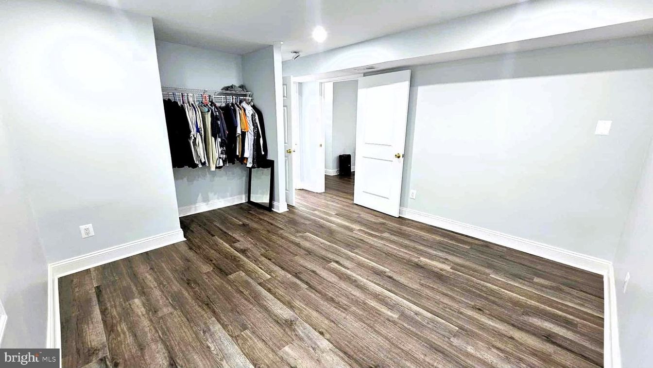 Empty room, Interior, Recessed Lighting, Walk-in Closets, Wood Texture Flooring