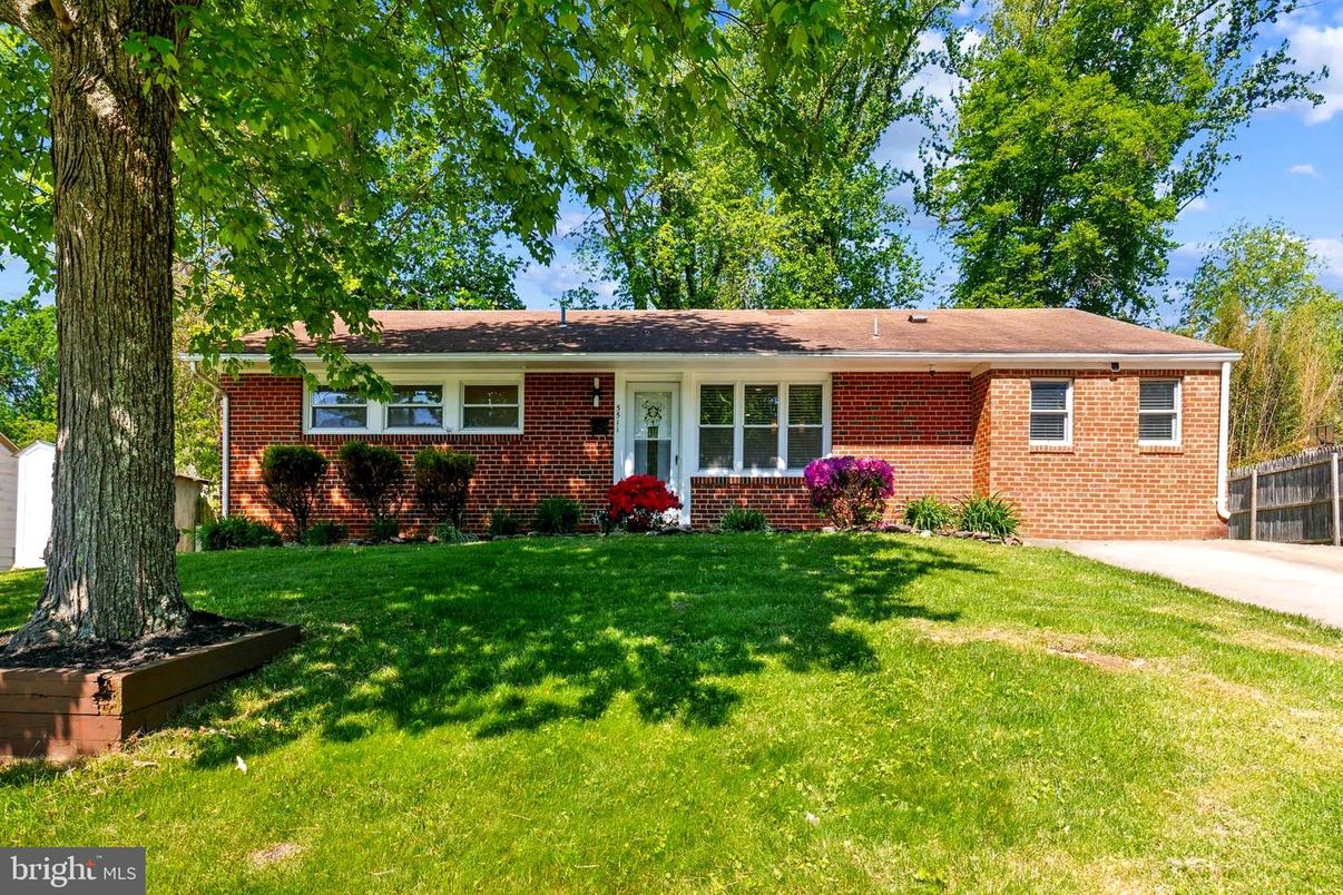 Exterior, Facade, Brick Facade, Ranch