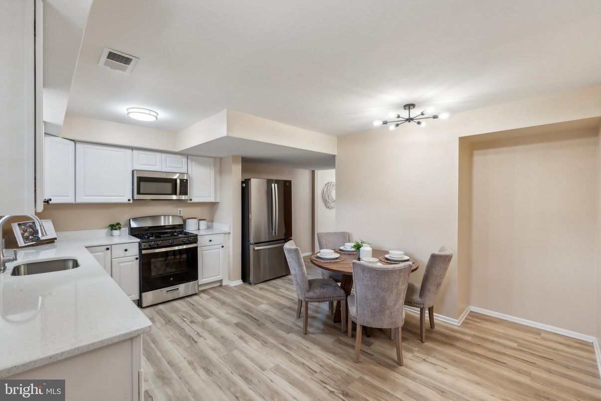 Dining room, Interior, Kitchen, Stainless Steel Appliances, Wood Texture Flooring