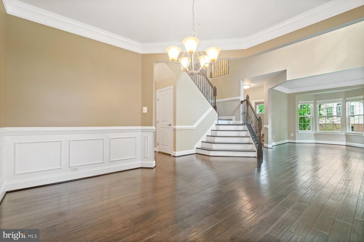 Chandelier, Empty room, Interior, Wood Texture Flooring