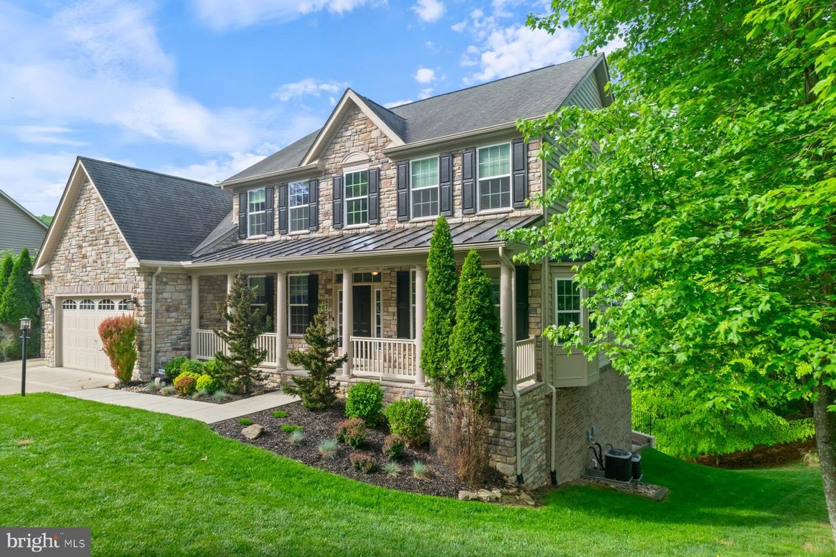 Attached, Exterior, Facade, Brick Traditional