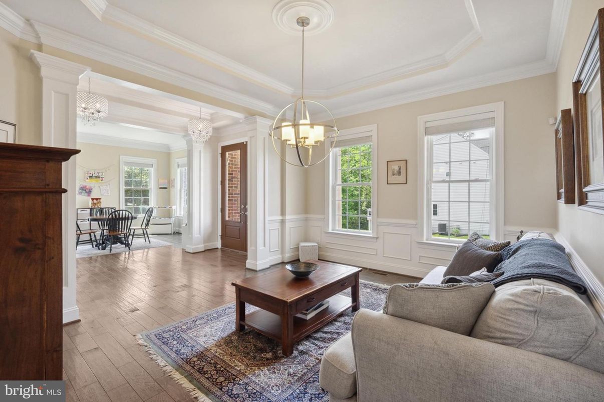Chandelier, Dining room, Interior, Living room, Pendant Lights, Wood Texture Flooring