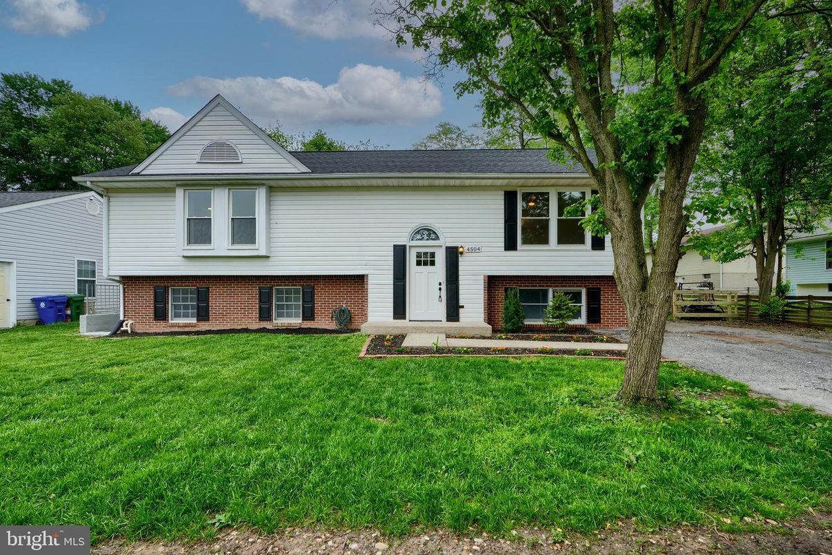 Backyard, Exterior, Facade, Brick Facade, Raised Ranch