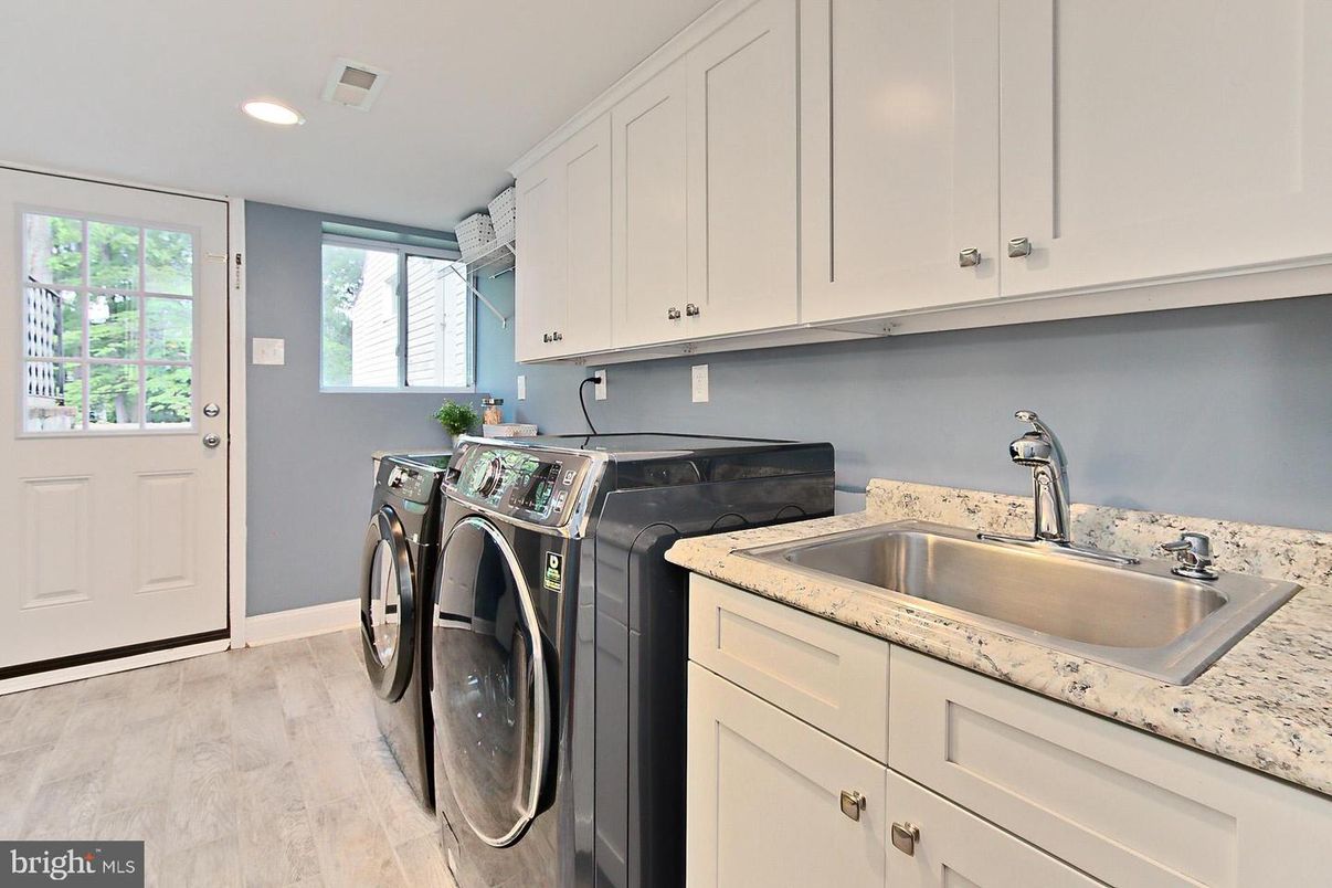 Interior, Recessed Lighting, Washer, Wood Texture Flooring