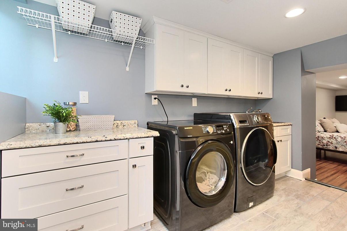 Interior, Recessed Lighting, Washer, Wood Texture Flooring