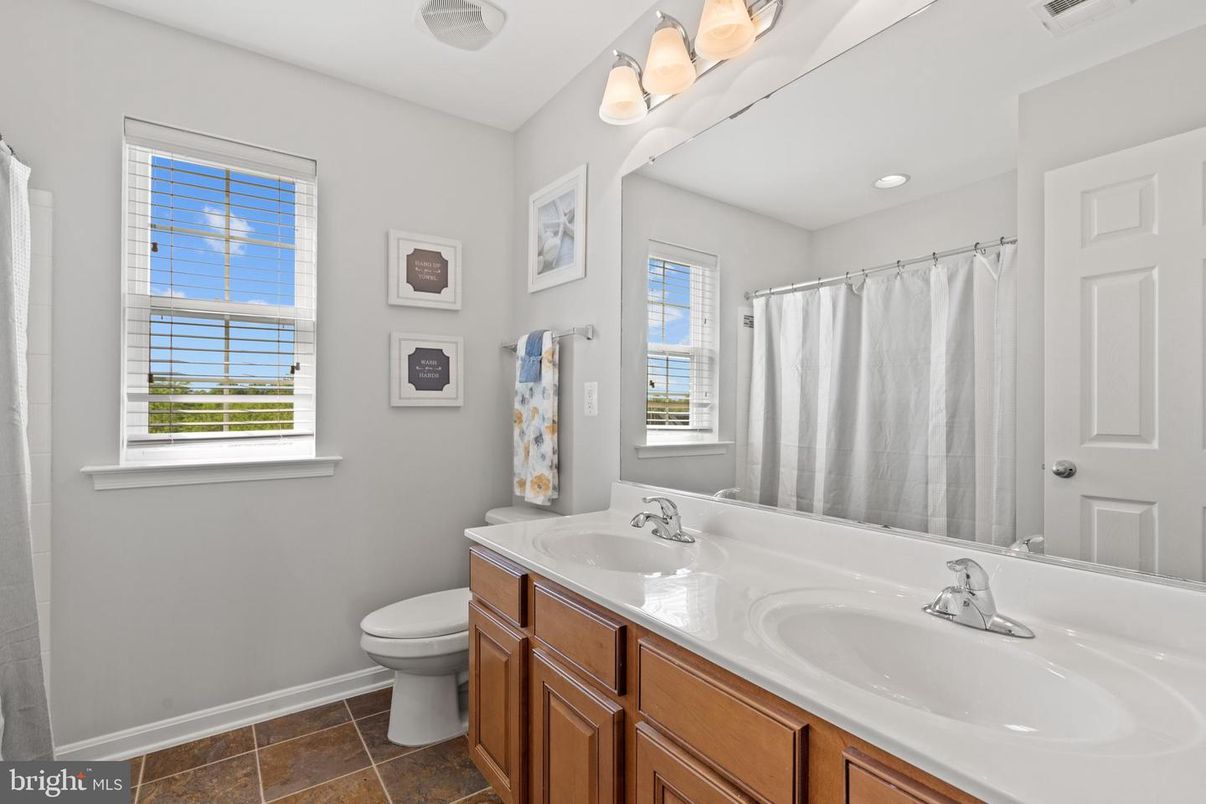 Bathroom, Dual Sink Vanities, Interior, Recessed Lighting