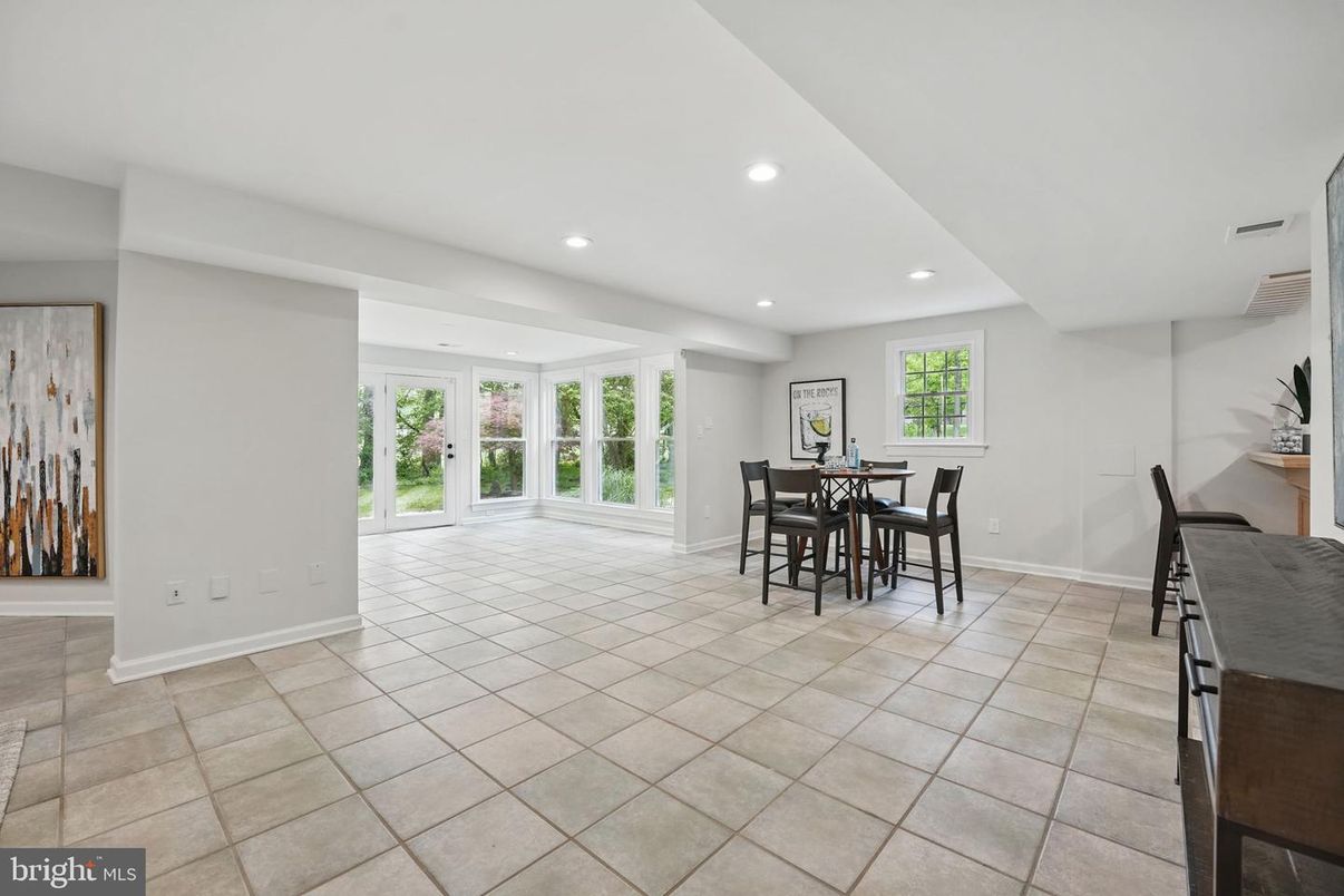 Dining room, Interior, Recessed Lighting