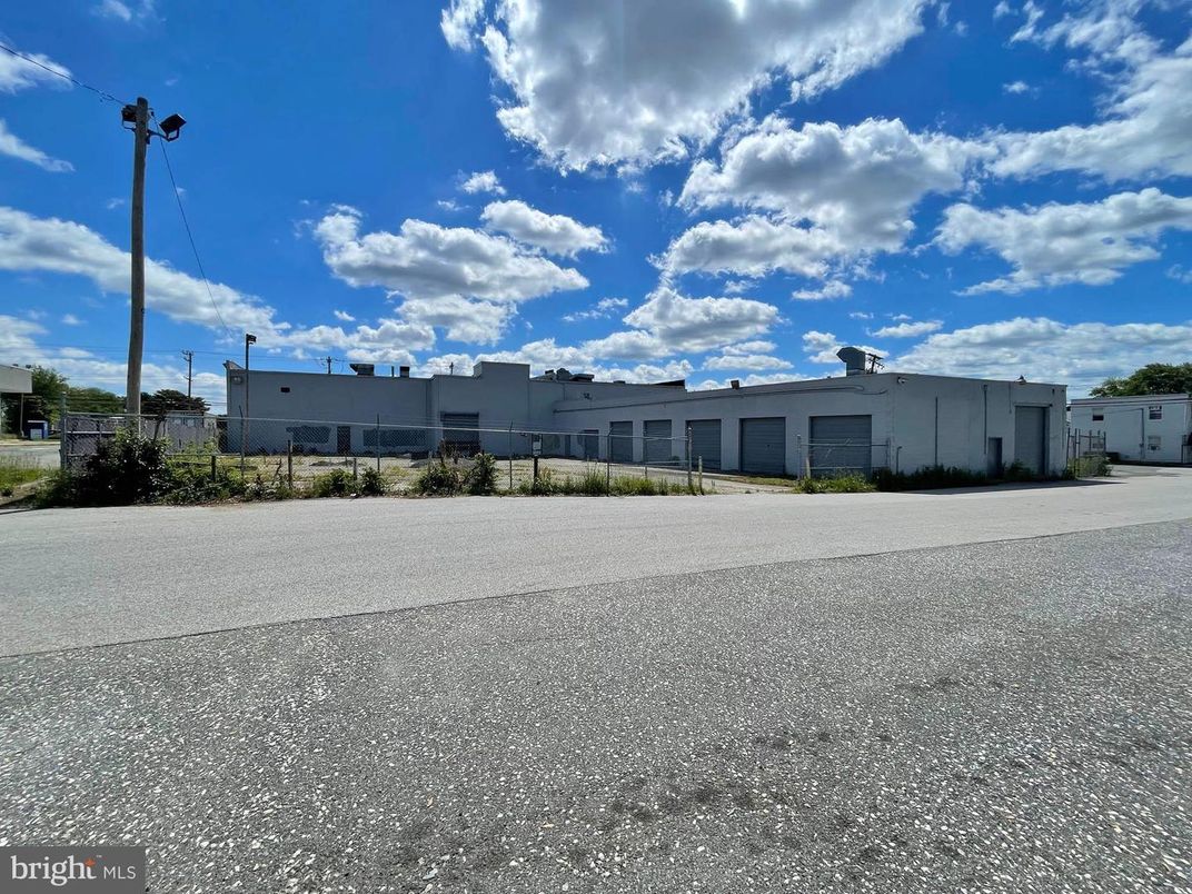 Exterior, Facade, Modern