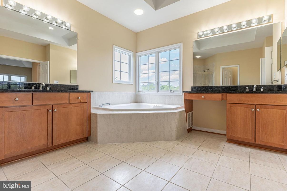 Bathroom, Dual Sink Vanities, Interior, Recessed Lighting