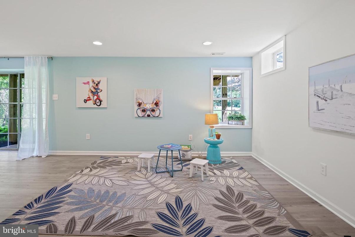 Interior, Recessed Lighting, Wood Texture Flooring