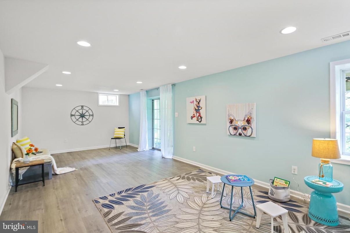 Interior, Recessed Lighting, Wood Texture Flooring