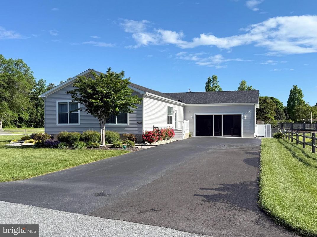 Attached, Exterior, Facade, Ranch