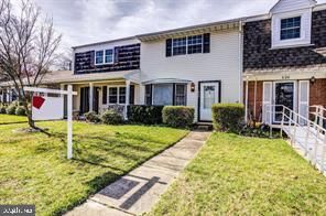 Backyard, Exterior, Facade, Raised Ranch