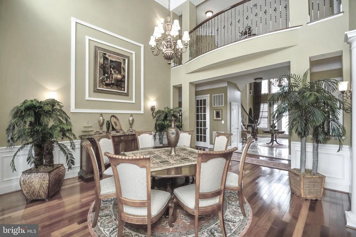 Chandelier, Dining room, Interior, Recessed Lighting, Wood Texture Flooring