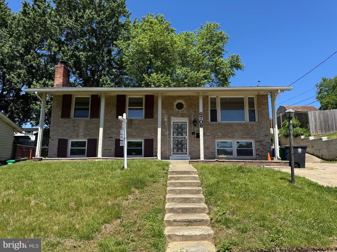 Backyard, Exterior, Facade, Brick Facade, Raised Ranch