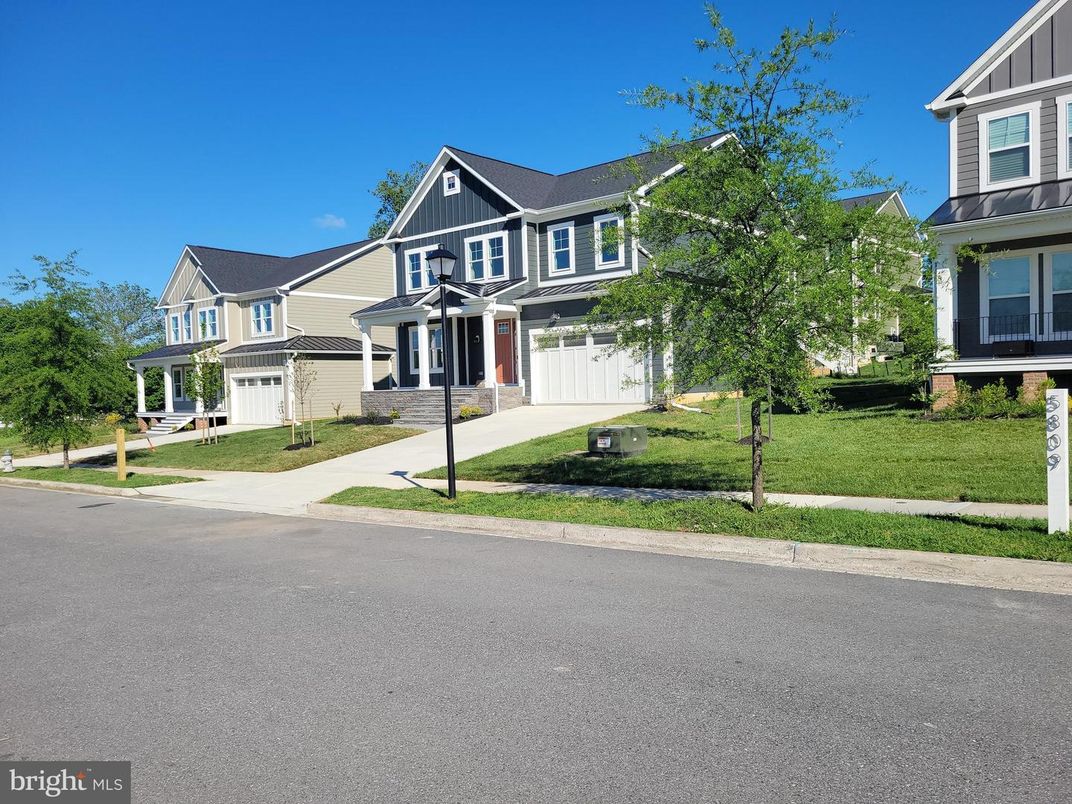 Attached, Exterior, Facade, Farmhouse
