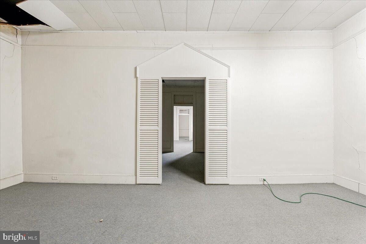 Empty room, Interior