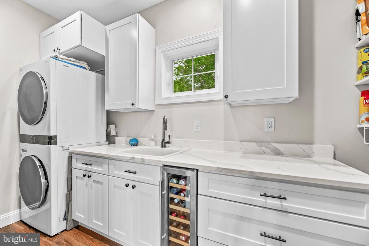 Interior, Washer, Wood Texture Flooring