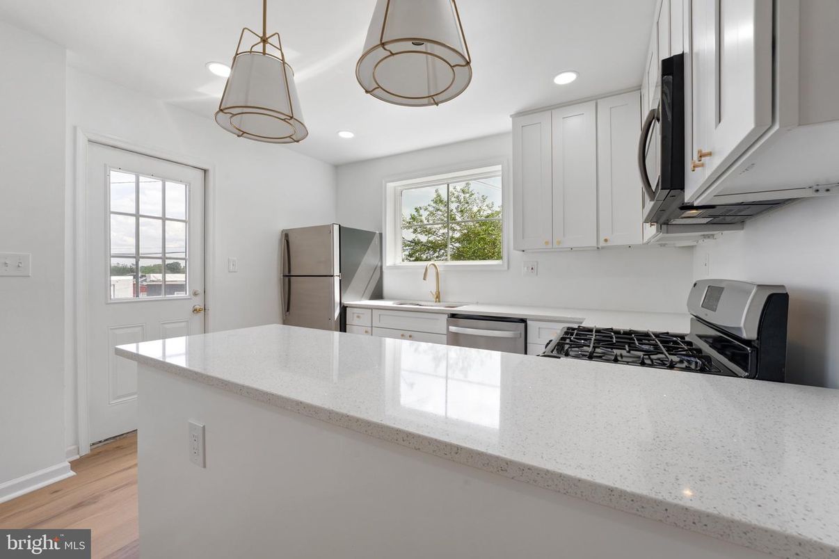 Interior, Kitchen, Pendant Lights, Recessed Lighting, Wood Texture Flooring