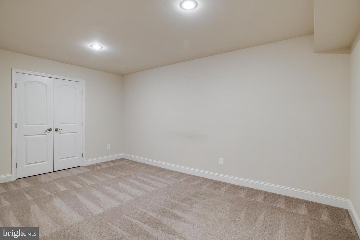 Empty room, Interior, Recessed Lighting