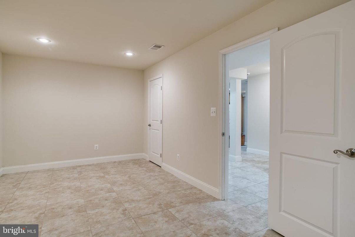 Empty room, Interior, Recessed Lighting