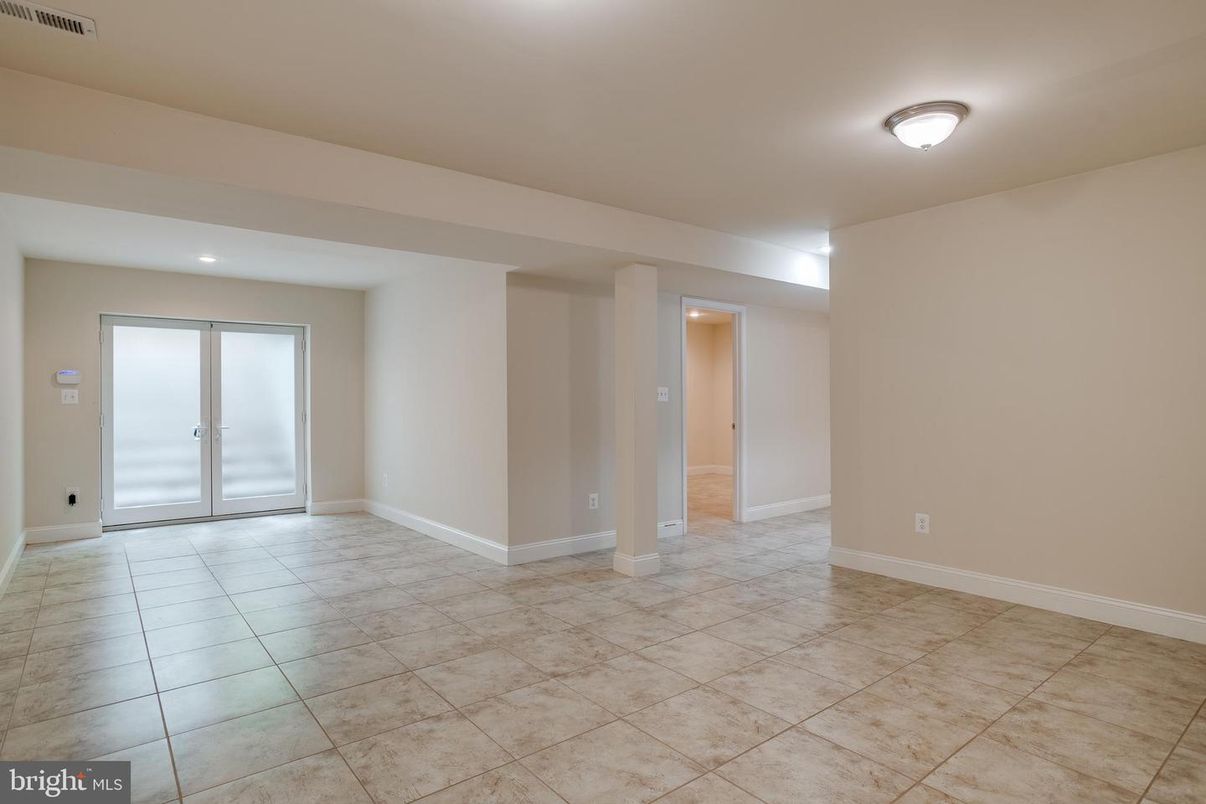 Empty room, Interior
