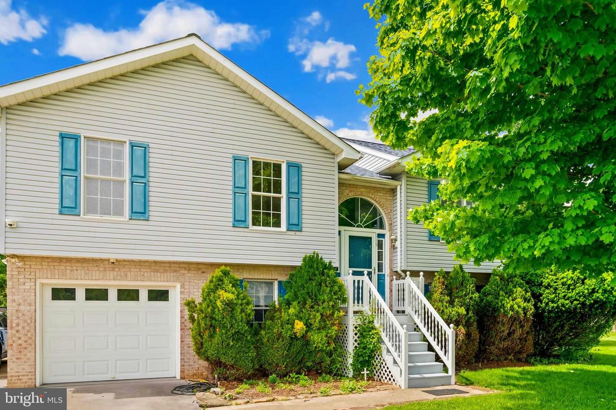 Attached, Exterior, Facade, Brick Facade, Raised Ranch