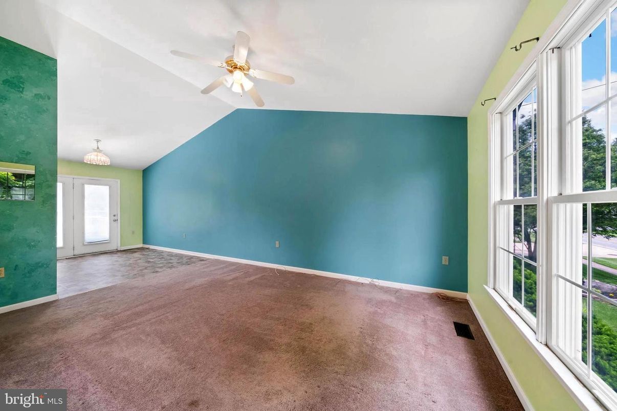 Empty room, Interior, Pendant Lights