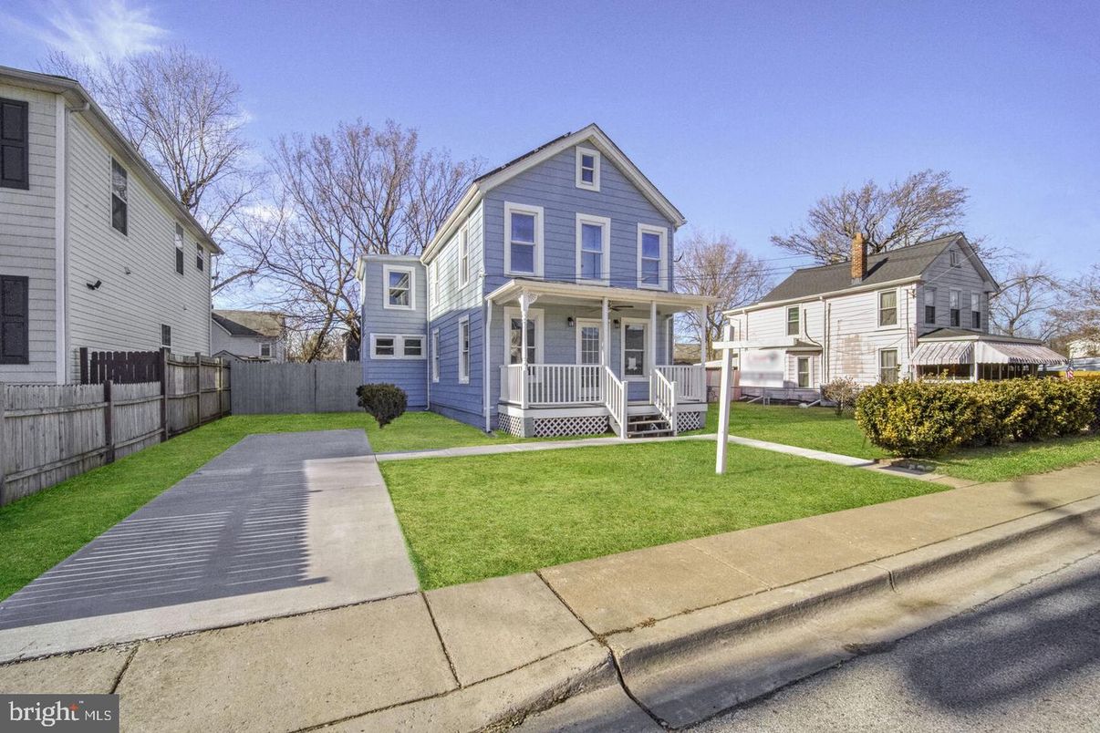 Backyard, Exterior, Facade, Queen Anne Victorian