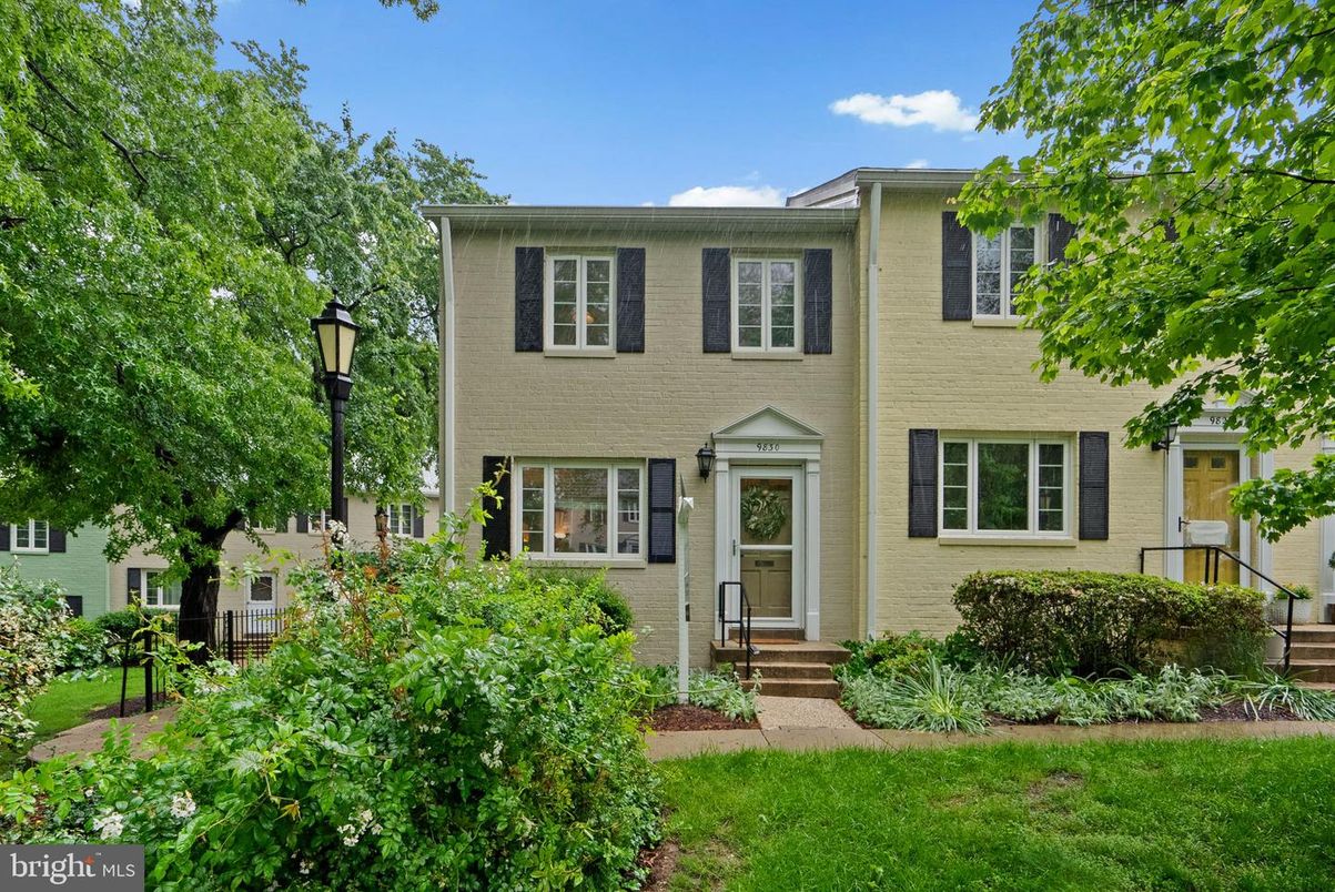 Exterior, Facade, Raised Ranch