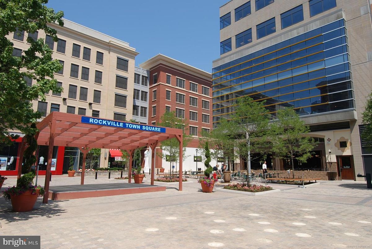 Exterior, Facade, Condo Building